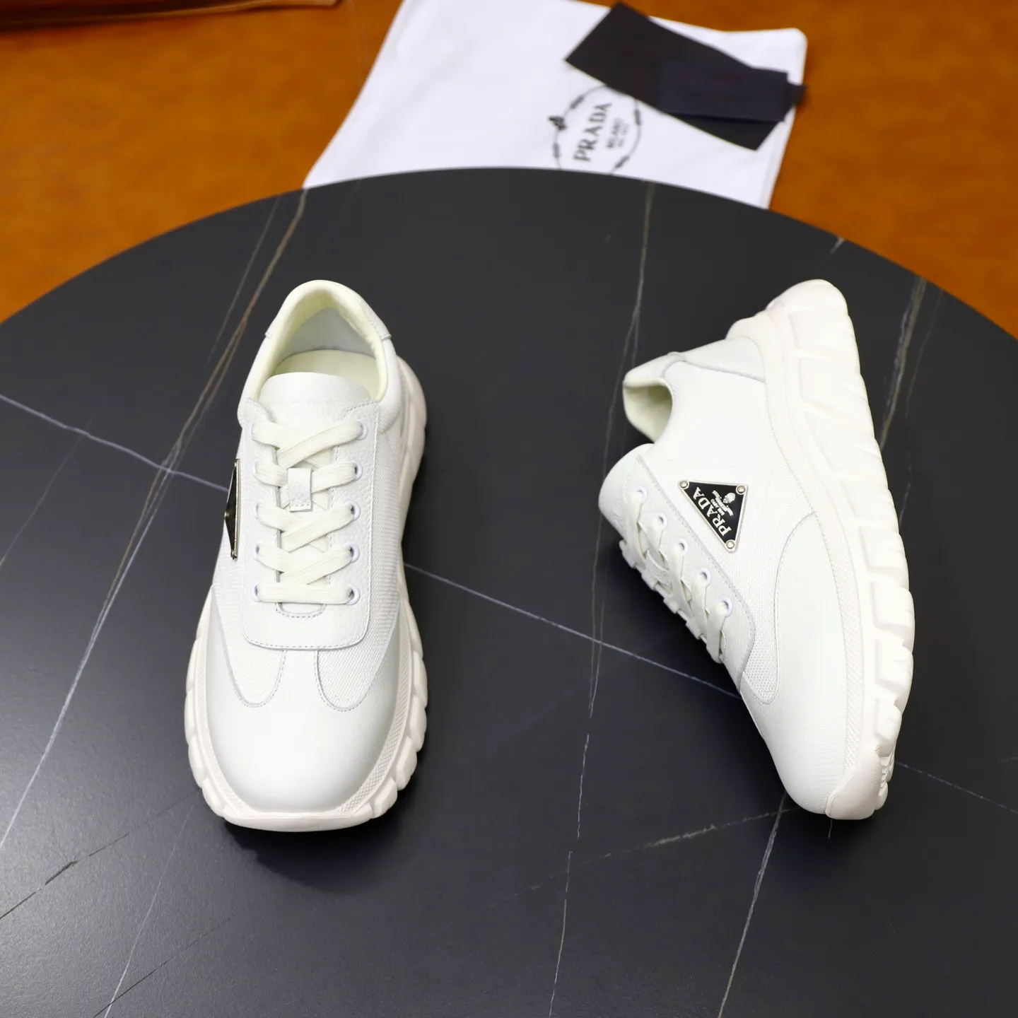 Factory price: 720💰Top original order Brand: PRADA (Prada) Standard code: Men's size 38/44 (45 can be customized) Grade: Same as the official website Material: Original cowhide stitching, cowhide lining, original combination two-color wear-resistant soft outsole Style category: casual sports version, young fashion, European and American trend, British style Color: actual picture color
